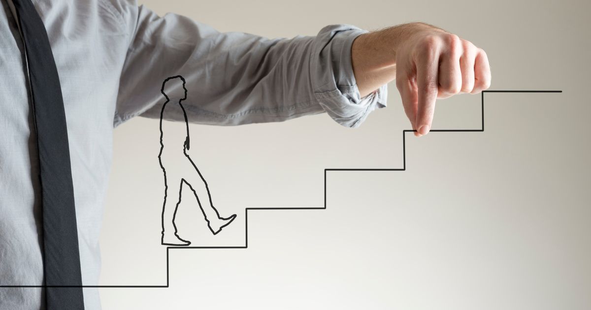 伴走するビジネスマンのイメージ画像