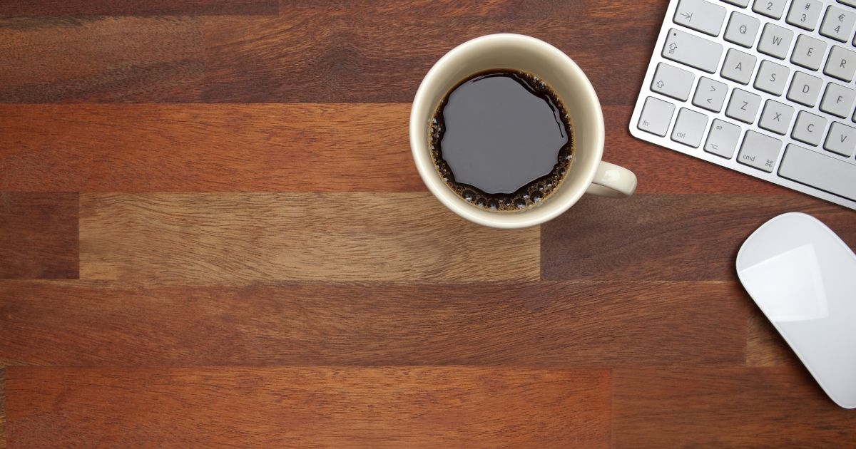 マイクロブレイクでコーヒーを飲む様子