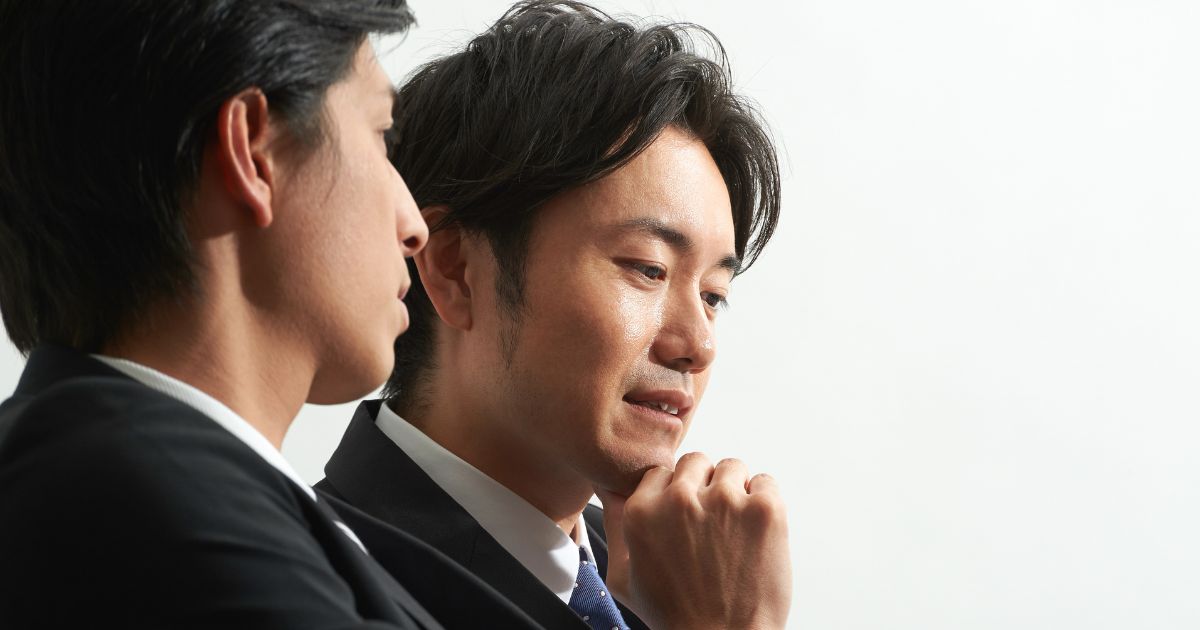 先輩に短時間で相談するビジネスパーソン