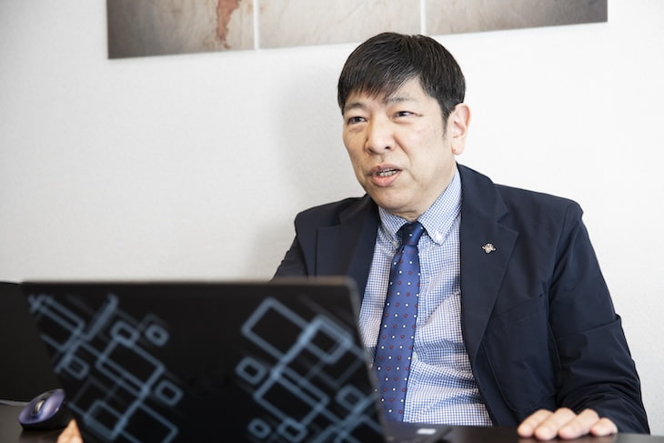 仕事を速く進めるために紙に書き出すことについて語る舘神龍彦さん