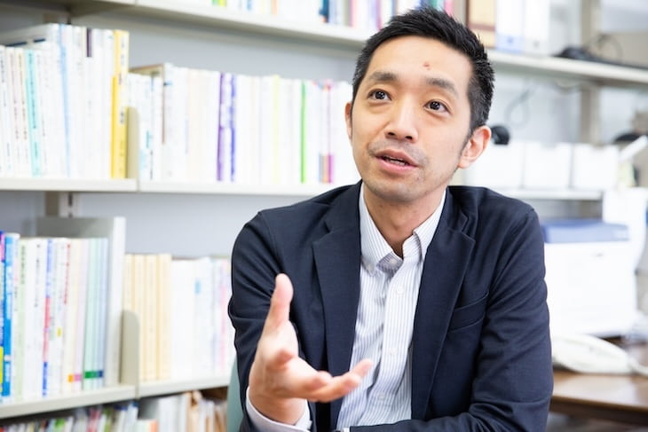 予習の有無によりテスト結果に生まれた大きな差について話す篠ヶ谷圭太先生