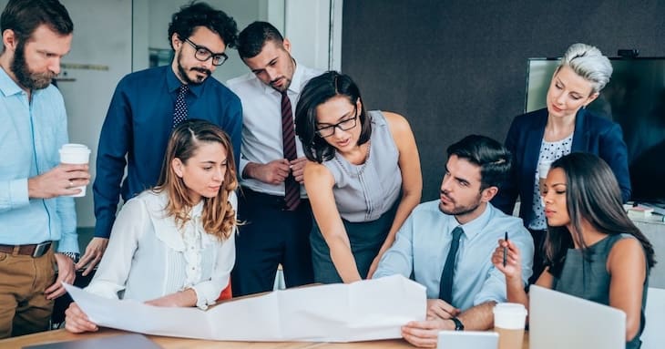 具体的になにかを伝えている様子