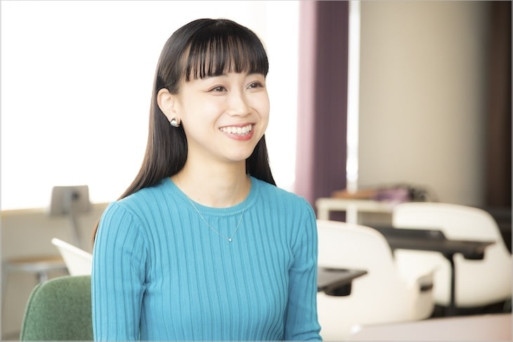 ネガティブな印象をもたれるのは、話し方に抑揚がないからだと語る千葉佳織さん