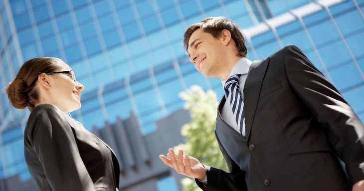 間を置いて話しているイメージ