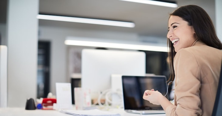 笑顔でコミュニケーションをとっているイメージ