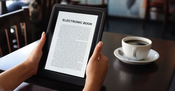 タブレット端末で読書をしている様子