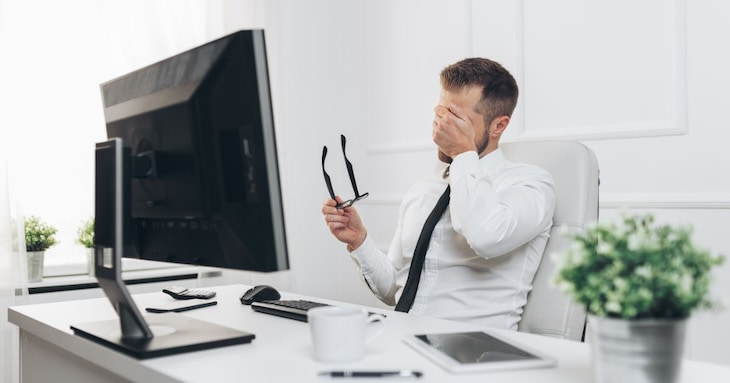 ストレスを感じ、疲れたビジネスパーソンのイメージ