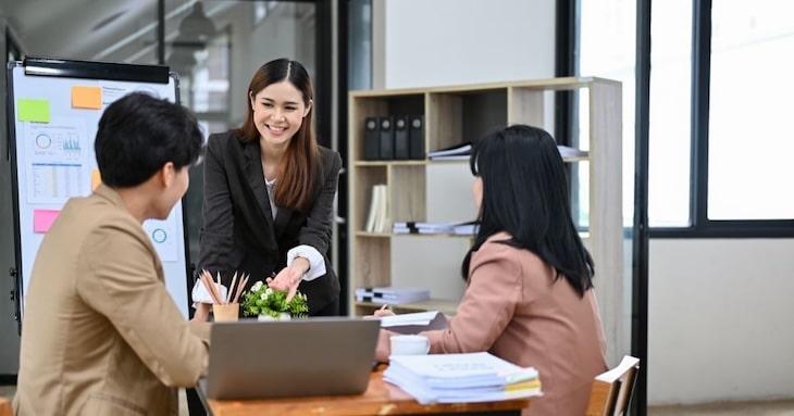 営業で成果を挙げている様子