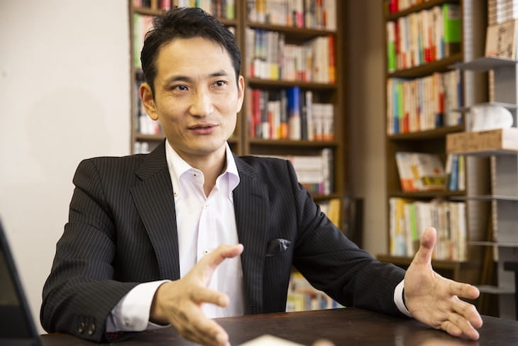 デスクが散らかっている人について語る森琢也さん