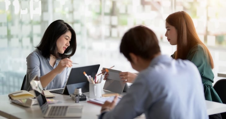 メンバーに指示出しをしているリーダーのイメージ