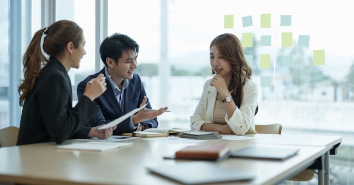 優秀な人とその同僚のイメージ