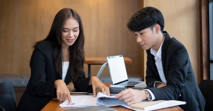 ルールを伝えているイメージ