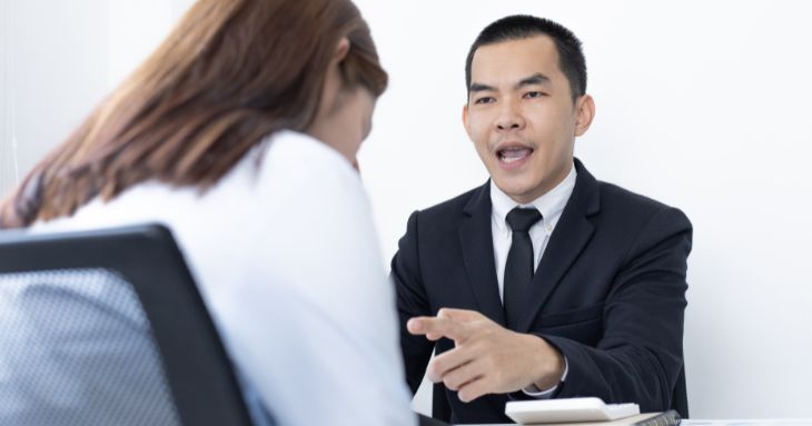 上司からプレッシャーをかけられる従業員