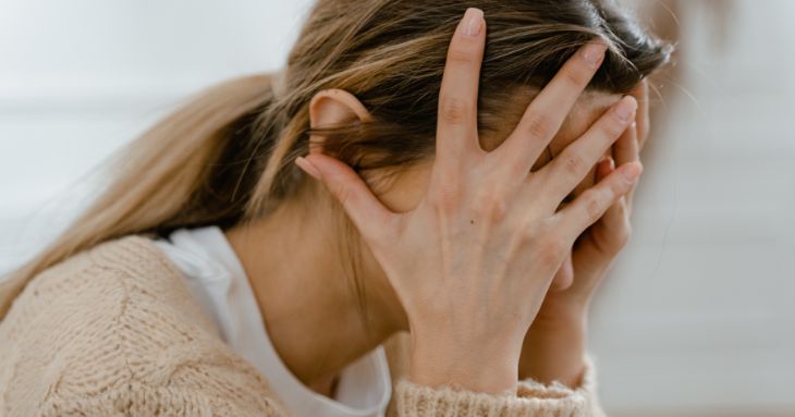 不安・焦りを感じる女性