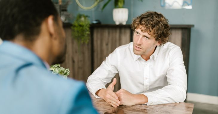 会話をする男性