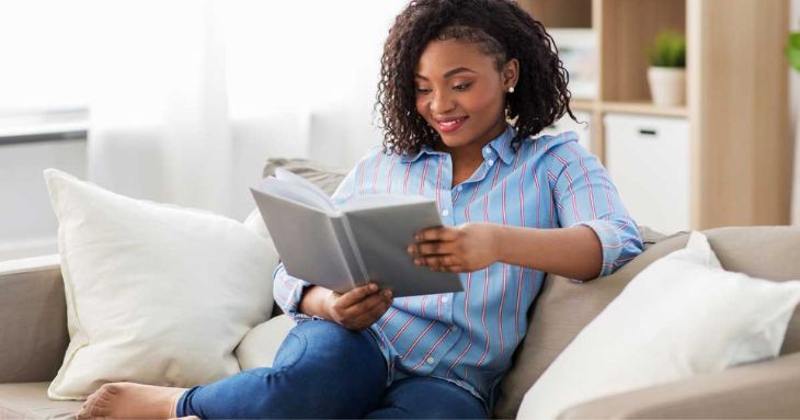 読書をする女性