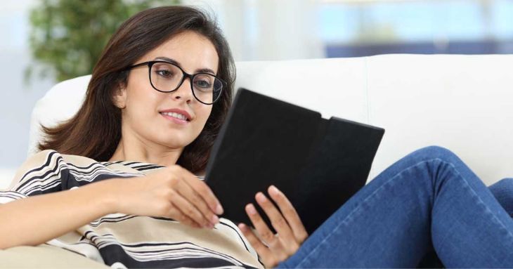 タブレットで電子書籍を読む女性