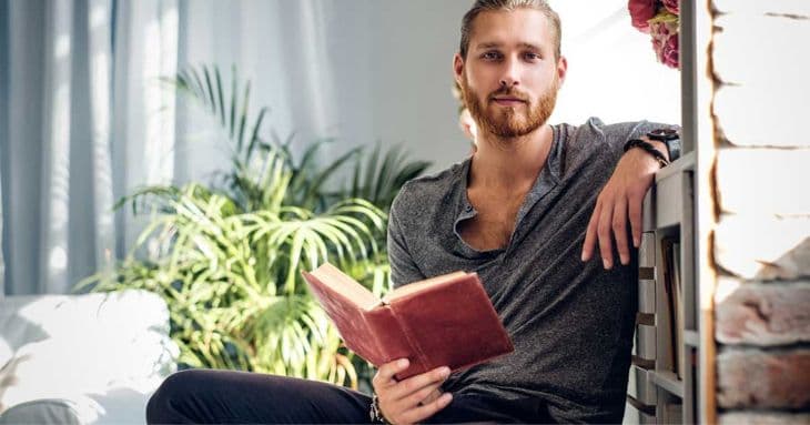 読書をする男性