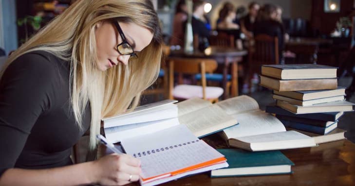 勉強をする女性