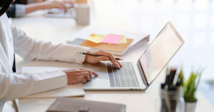 PCをタイプする人