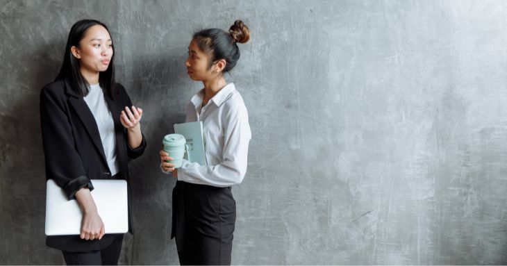 会社で会話をするふたりの女性