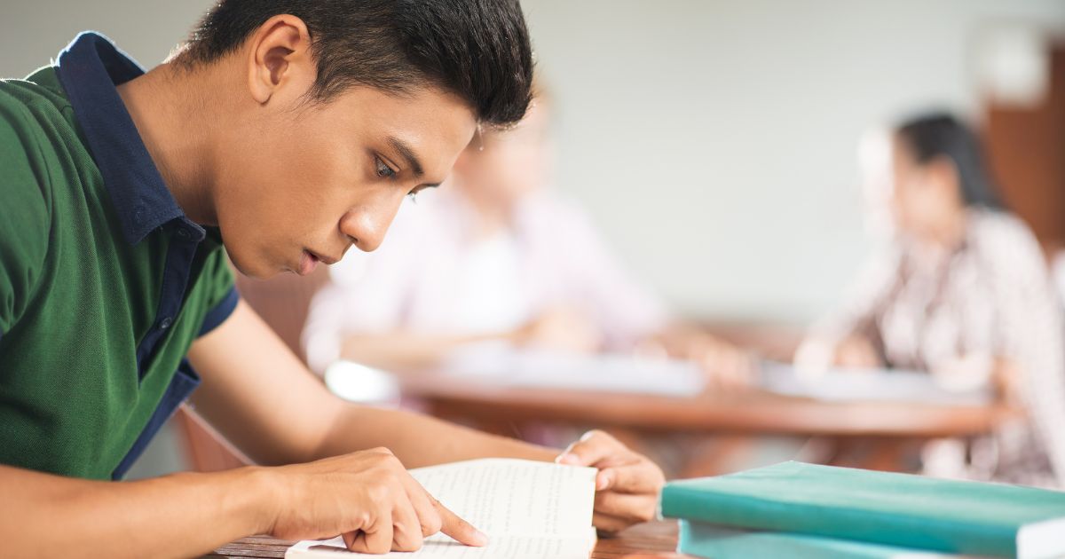 勉強をする学生