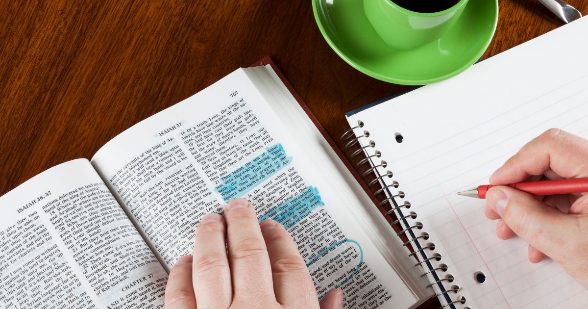 カフェで勉強する人