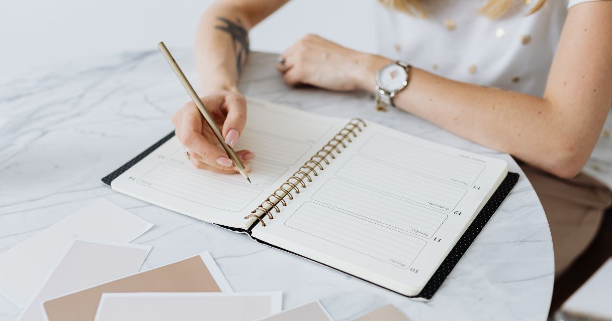 ノートに文字を書く人