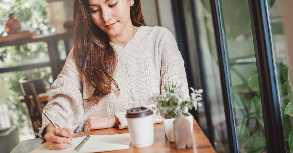 ノートを書く女性