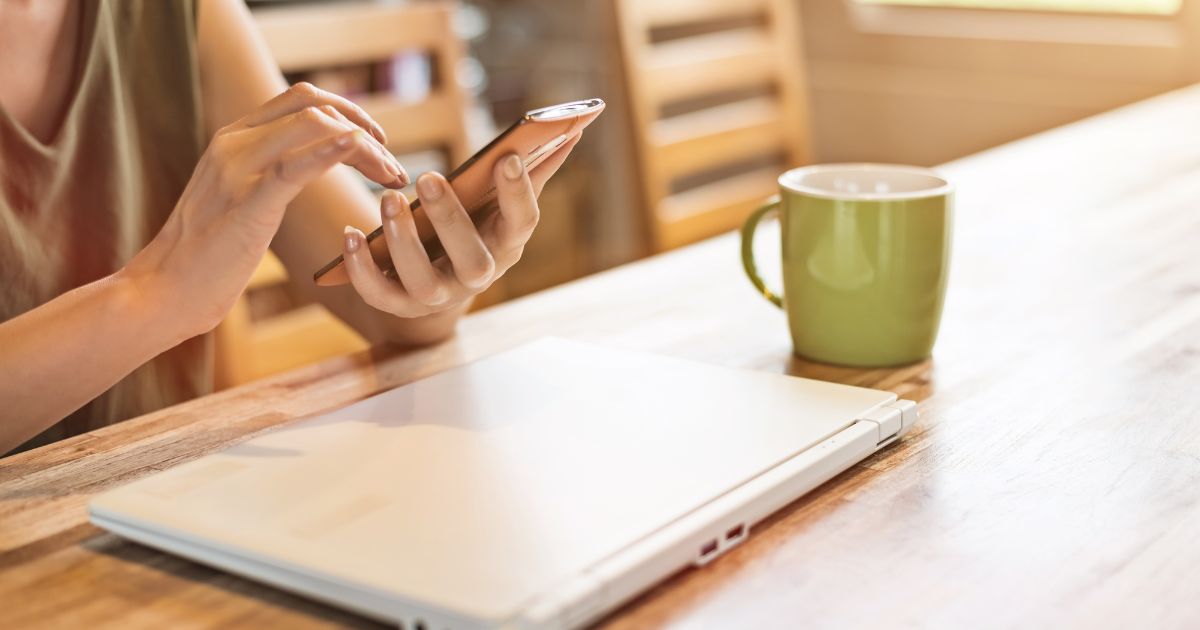 スマートフォンを触る人