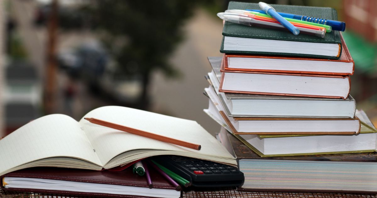 ノートと積まれている本