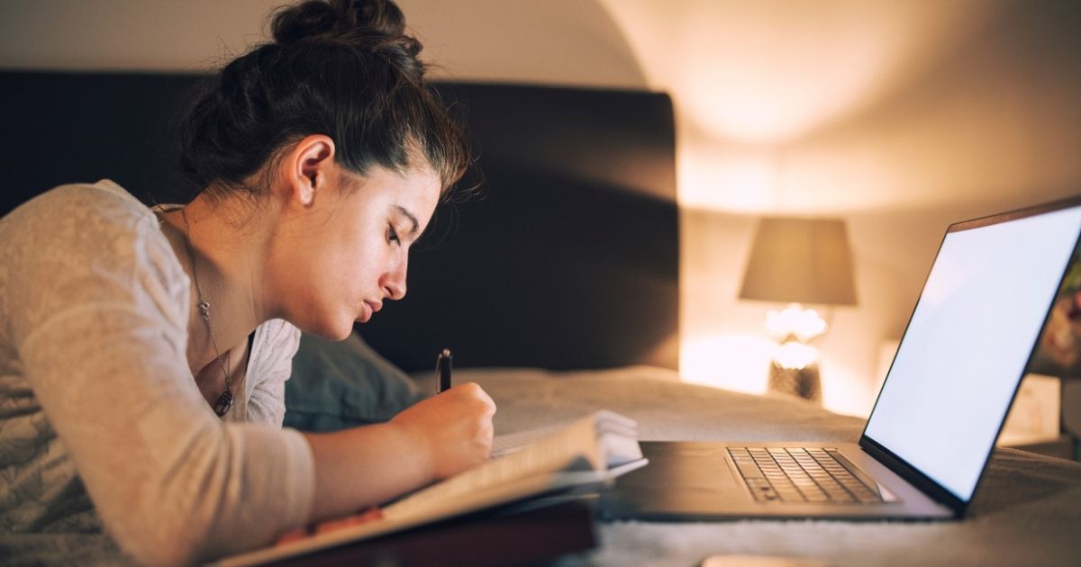 夜に勉強をする女性 