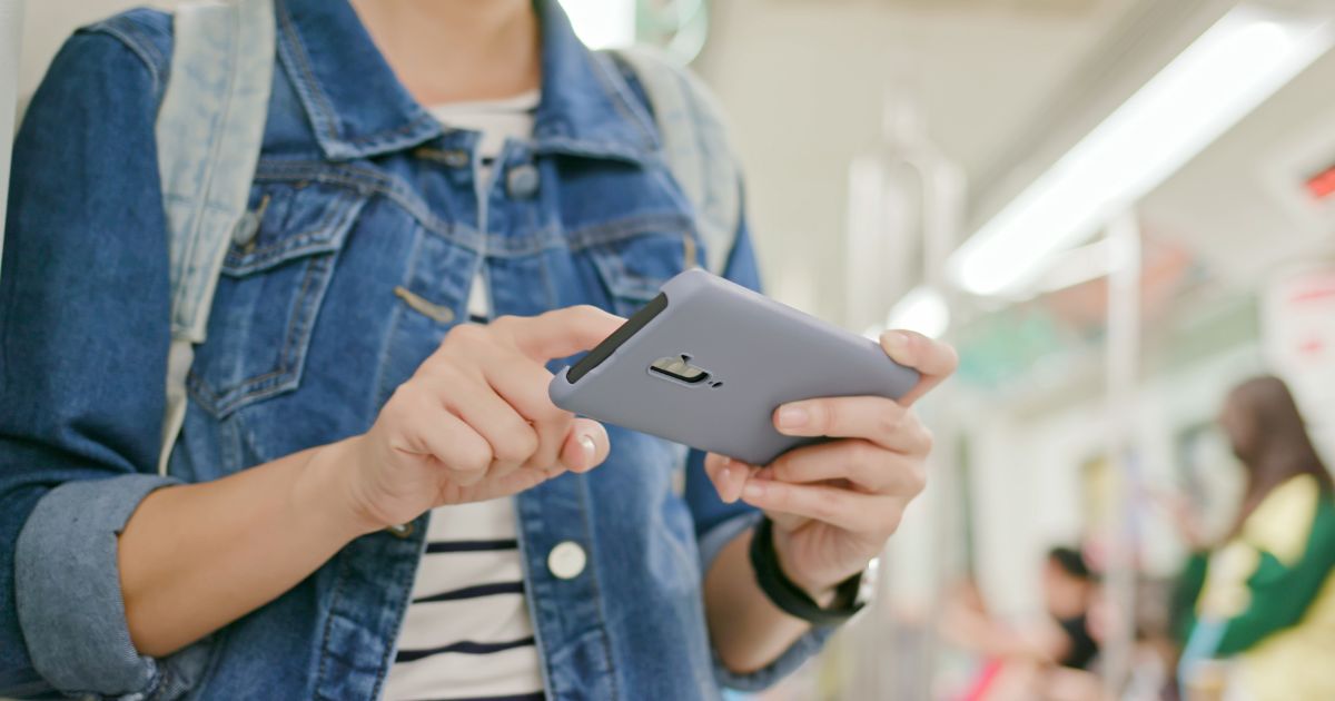 電車のなかでスマホを触る人