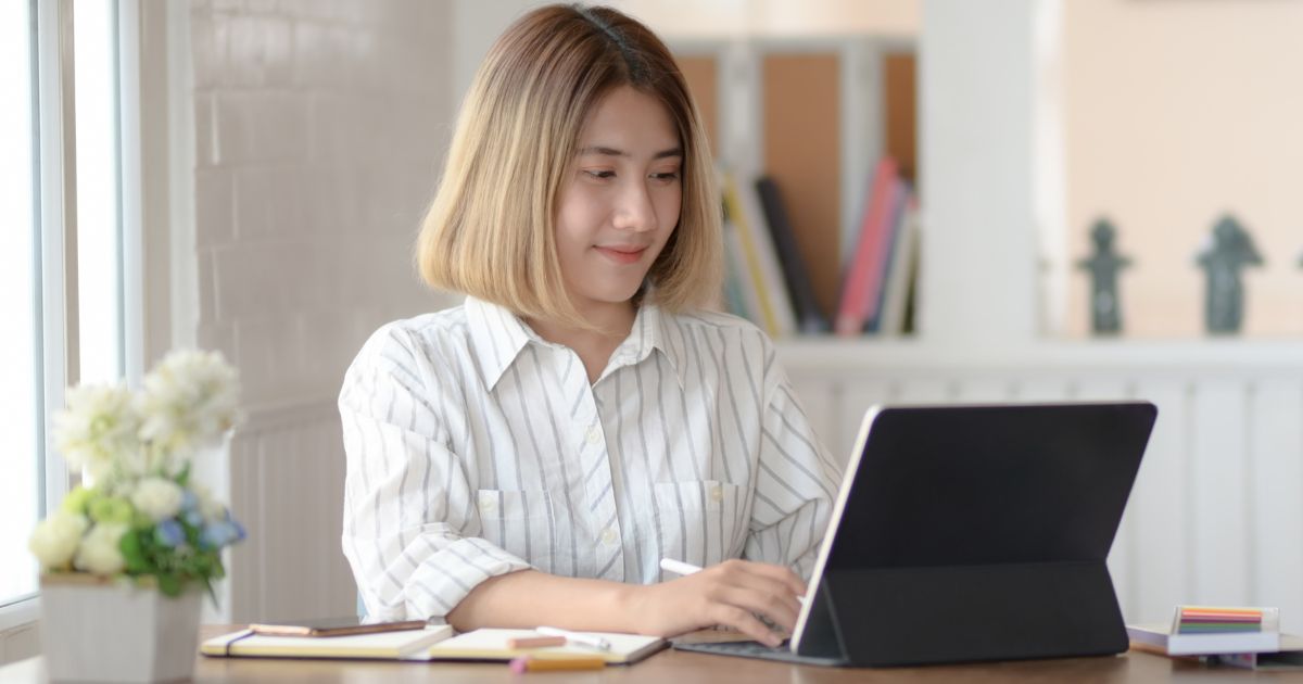 パソコンで作業する女性