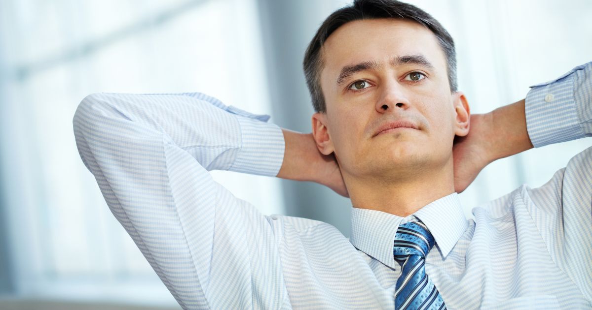 リラックスするビジネスパーソン