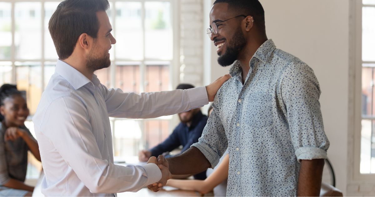 握手をするふたりの男性