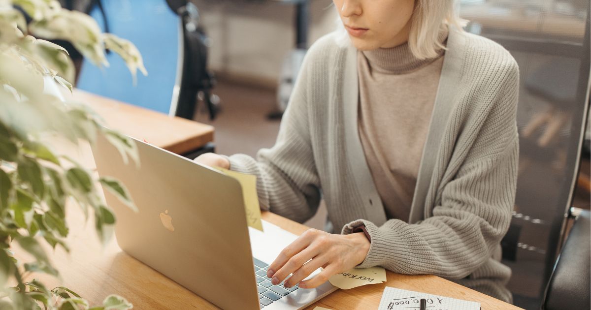 パソコンで作業する女性