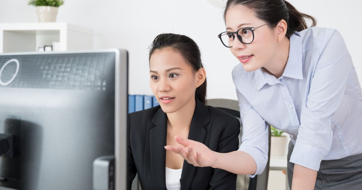 仲間と一緒に仕事をするビジネスパーソン