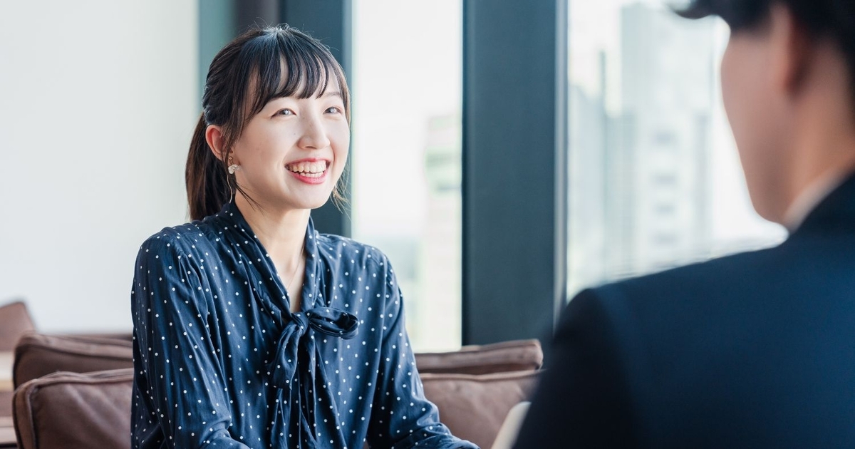 上司と話をする女性