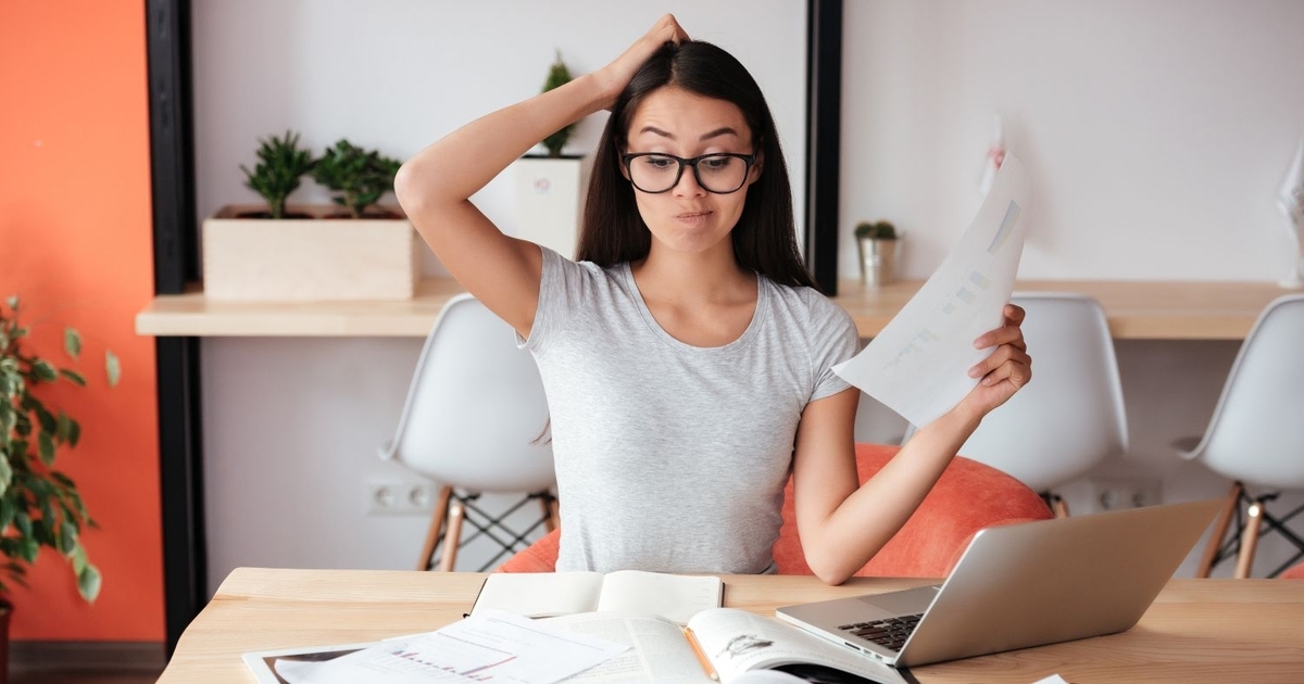 タスクが多くて混乱する女性