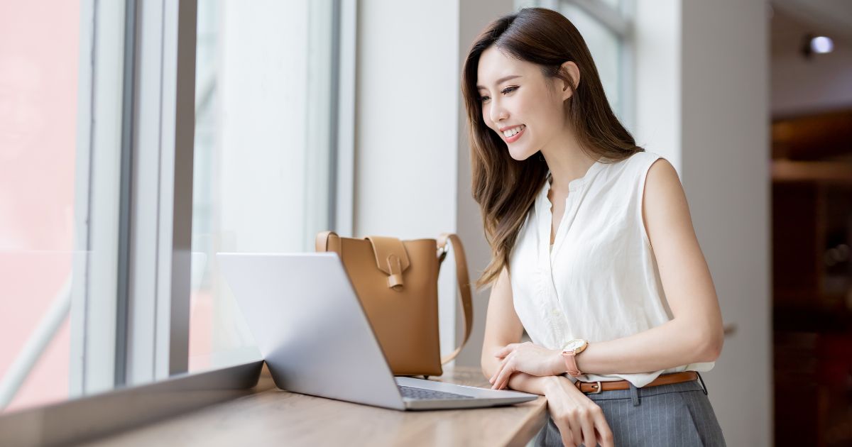 パソコンで作業する女性