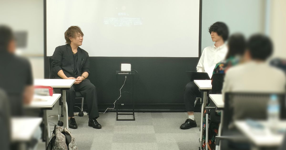 対談をする出利葉氏と冨田氏