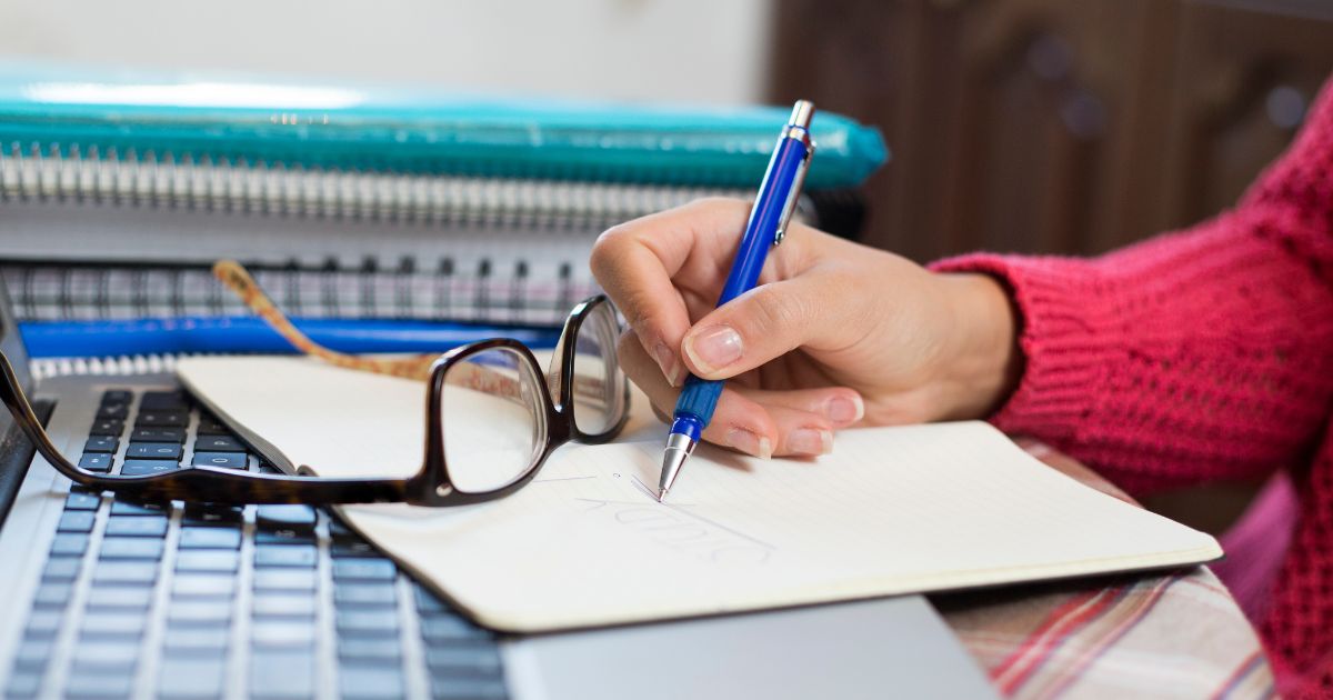 紙に書いて勉強する人