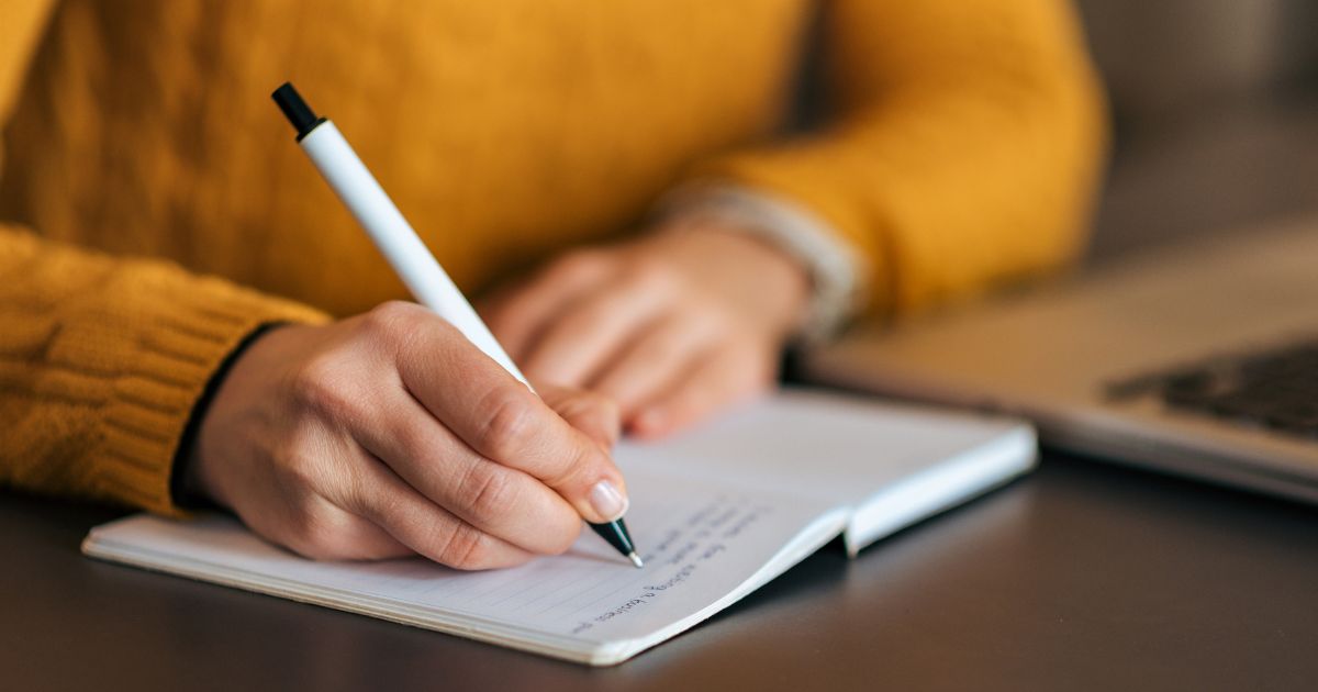 ノートに文字を書く人