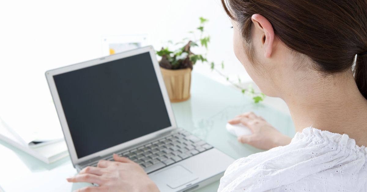 パソコンで作業する女性