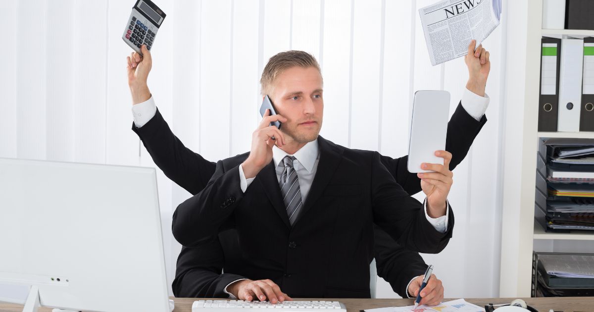 マルチタスクをしている男性