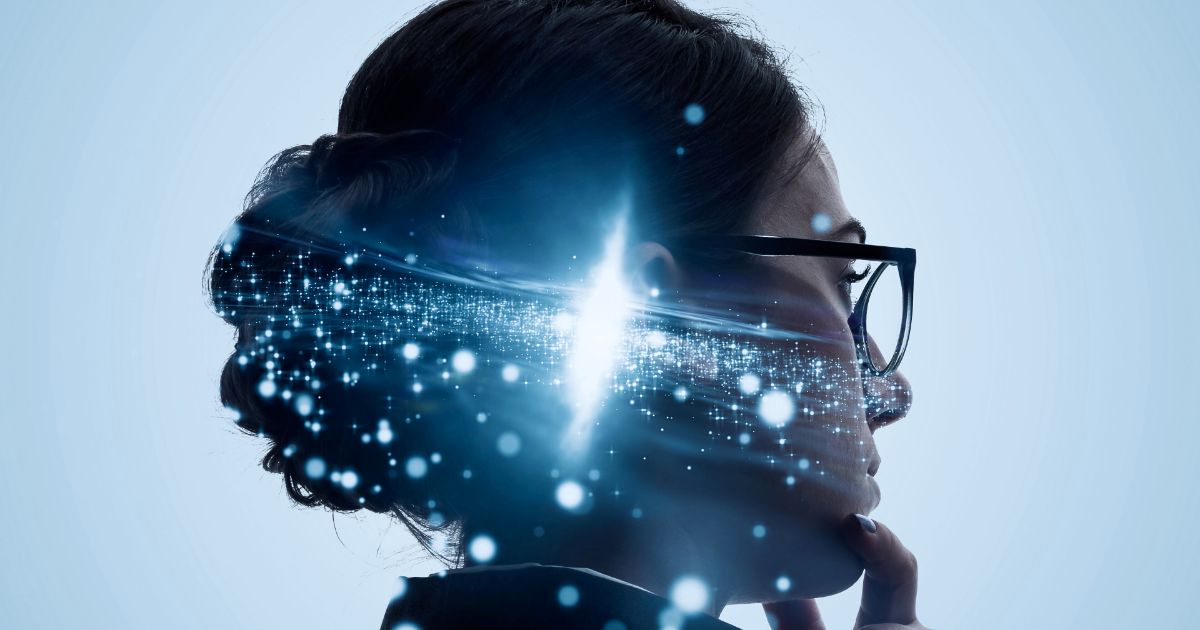 メガネをかけた女性が前を向いて観察している様子