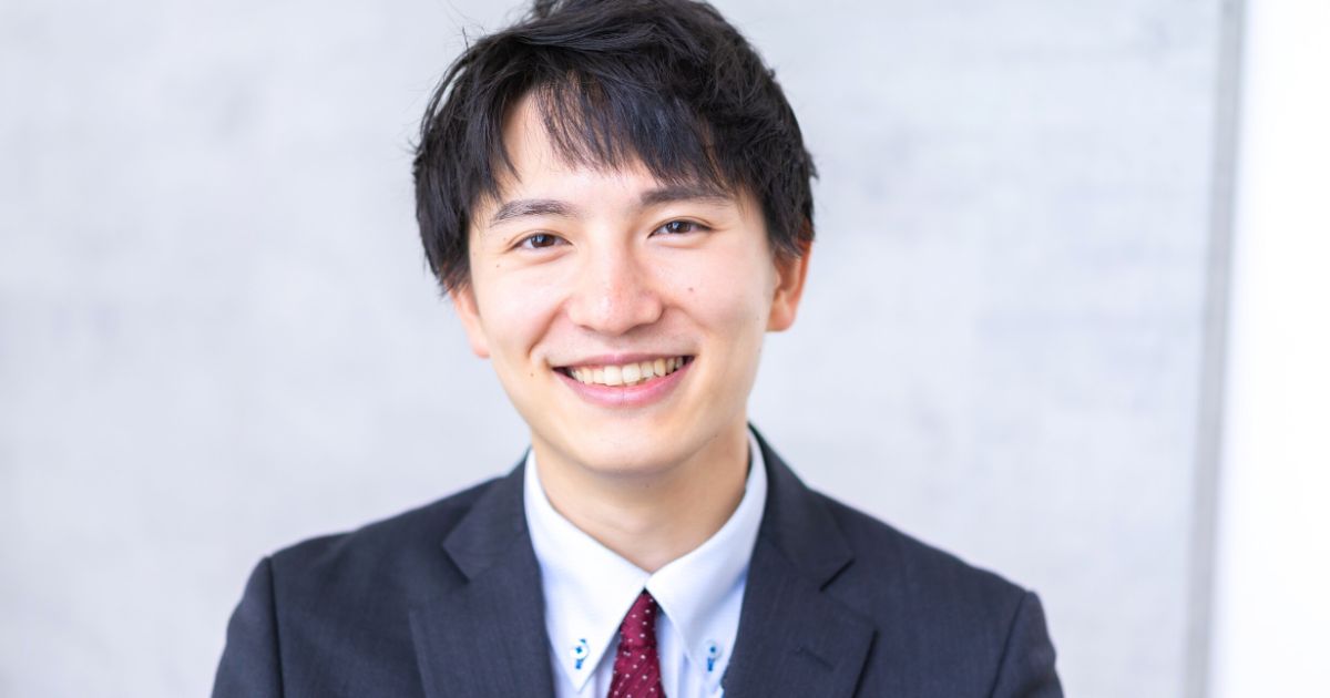 ã¹ã¼ãå§¿ã®è¥ãç·æ§ãæ£é¢ãåãã¦å¾®ç¬ã