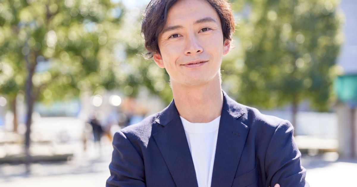 ç·æ§ãè
ãçµã¿ãæãããå¾®ç¬ããã¸ãã¹ã«ã¸ã¥ã¢ã«ã®ãã¼ãã¬ã¼ã