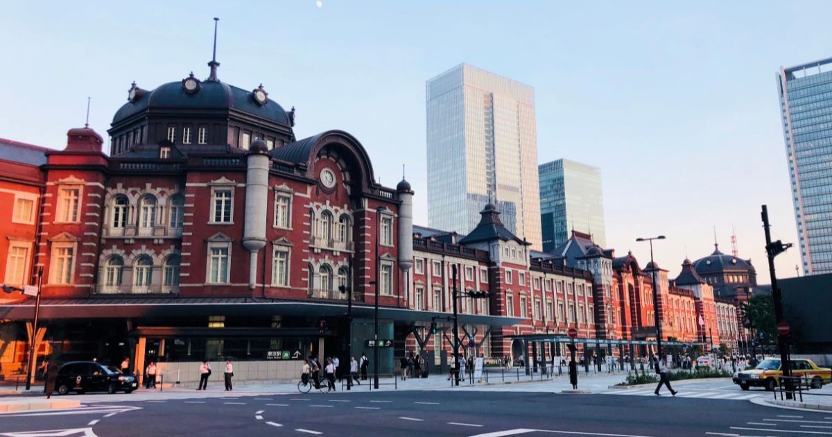 東京駅前の風景。松下幸之助が活躍した戦後日本の発展を象徴する都市の姿
